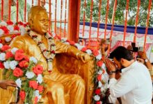 Photo of राम विलास पासवान की 80 वीं जयंती पर सांसद राजेश वर्मा ने उनकी प्रतिमा पर पुष्पांजलि अर्पित कर किया नमन
