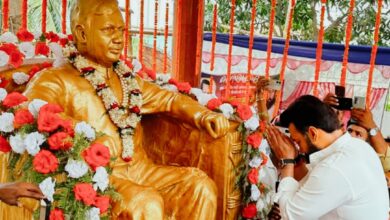 Photo of राम विलास पासवान की 80 वीं जयंती पर सांसद राजेश वर्मा ने उनकी प्रतिमा पर पुष्पांजलि अर्पित कर किया नमन